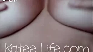 Озорная бестия Katee Life эротично раздевается