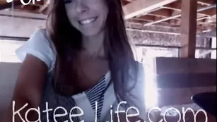 Озорная бестия Katee Life эротично раздевается