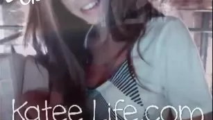 Озорная бестия Katee Life эротично раздевается