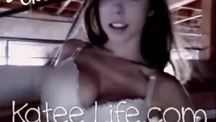 Озорная бестия Katee Life эротично раздевается
