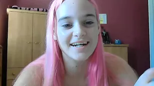 Татуированная малышка Cuteymya ласкает киску вибратором