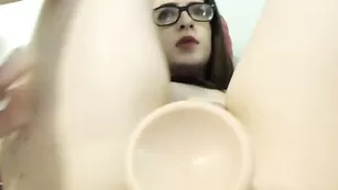 Черноволосая пассия Mollymeadows трахает вагину секс игрушкой