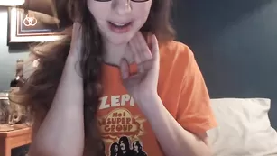 Очкастая красавица Amyrae показывает интимные места