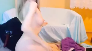 Замечательная сучка Kimberhot мастурбирует киску фаллосом