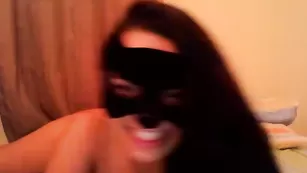 Смазливая курва в маске Fodastica69 дрочит пизду