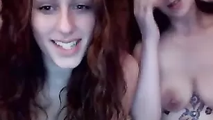 Очаровательные телочки Brookesuxx420 показывают сочные попки