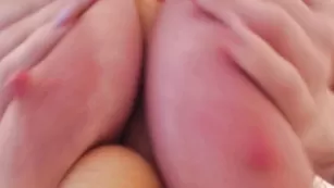 Грудастая красотка LilyMadison теребит резиновый пенис