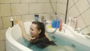 Очаровательная девка 2Tiffani заводит крупной попой