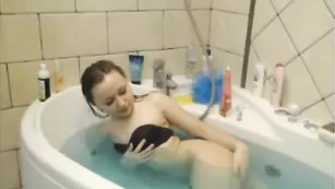 Очаровательная девка 2Tiffani заводит крупной попой