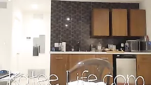 Пылкая брюнеточка Katee Life позирует обнаженная