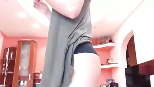 Тощая стерва Sassyhelen раздевается и массирует сиськи