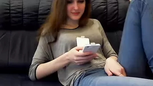 Восхитительная шмара Koketochka555 дрочит киску через штаны