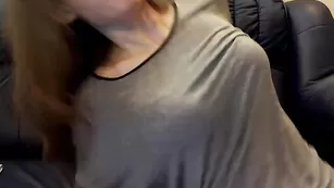 Восхитительная шмара Koketochka555 дрочит киску через штаны