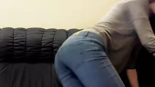 Восхитительная шмара Koketochka555 дрочит киску через штаны