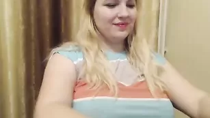 Похотливая толстушка Alice4youy дрочит бритую вагину