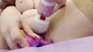 Шальная крошка LilyMadison мастурбирует секс игрушками