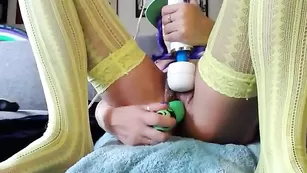 Похотливая телочка Jaxtastic дрочит пизду секс игрушками