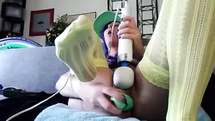 Похотливая телочка Jaxtastic дрочит пизду секс игрушками