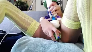 Похотливая телочка Jaxtastic дрочит пизду секс игрушками