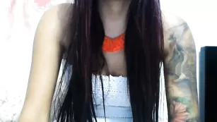 Сексуальная брюнетка Fallenstar77 смачно дрочит киску