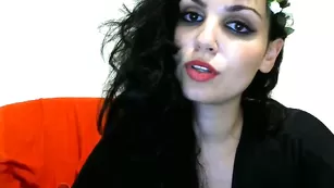Озорная шлюшка Hot_yasmin нежно трахает пизду