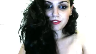 Озорная шлюшка Hot_yasmin нежно трахает пизду