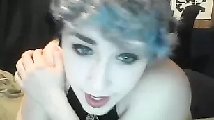 Строптивая шмара Princeohearts трахает киску секс игрушкой