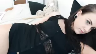 Знойная брюнетка Youstinah шлепает себя по жопе