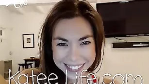 Симпатичная малышка Katee Life общается во фри