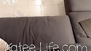 Симпатичная малышка Katee Life общается во фри