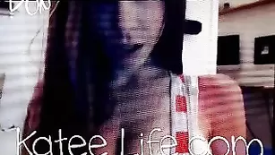 Симпатичная малышка Katee Life общается во фри