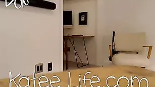 Симпатичная малышка Katee Life общается во фри