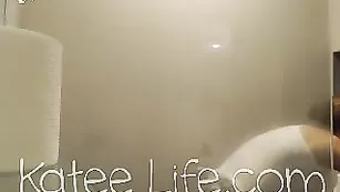 Грудастая куколка Katee Life моется в душе