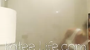 Грудастая куколка Katee Life моется в душе