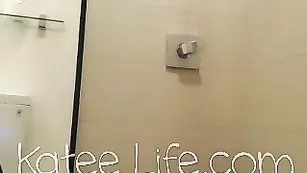 Грудастая куколка Katee Life моется в душе