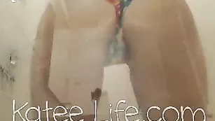 Грудастая куколка Katee Life моется в душе