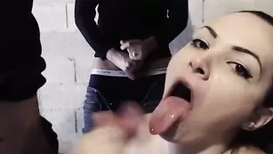 Аппетитная курва Chiennette делает минет и трахается