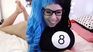 Необычная красотка Melodykush мастурбирует вагину вибратором