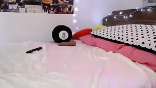 Необычная красотка Melodykush мастурбирует вагину вибратором