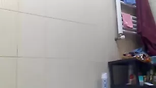 Сочная кобыла Antonia__23 жестко трахает очко