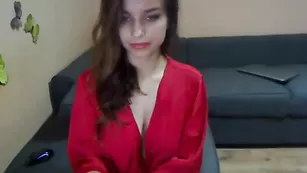 Озорная брюнетка Bootyella наминает большие сиськи