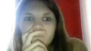 Темноволосая девушка Nikitaloove показывает свои прелести