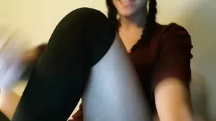 Очкастая стерлядь Beryl18 мастурбирует киску фаллосом