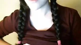 Очкастая стерлядь Beryl18 мастурбирует киску фаллосом