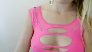 Симпатичная куколка Keira18 показывает красивую грудь