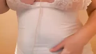 Плотная блонда F1b2v3 ласкает половые губки