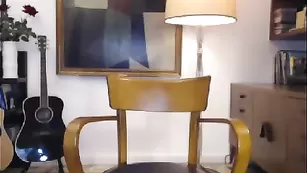 Шлюшка в чулках Hairypussyok мастурбирует бритую пизду