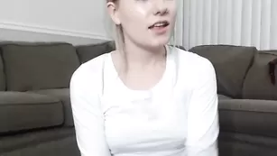 Сексуальная школьница Lenaspanks трахает бритую письку