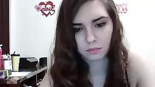 Сочная девочка Artofthesecretdutchess трахает бритую киску