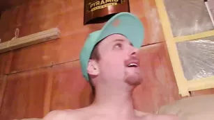 Пикантная брюнетка Preachersdaughter96 нежно теребит свои дырочки